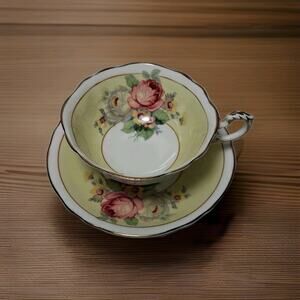 Vintage Paragon double warrant teacup. Yellow with pink and white rose bouquet.